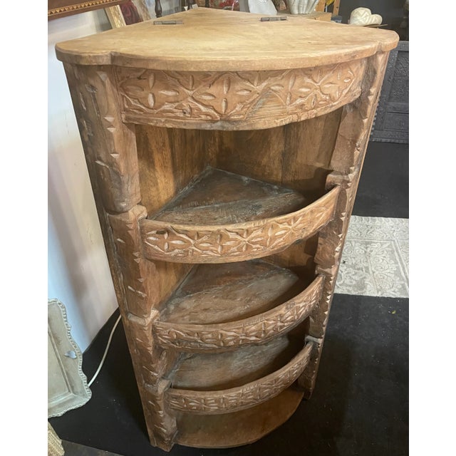 1 trape sur le dessus 3 niches avec rebord sculpté 1 étagère en bas sans rebord Meuble sculpté dans le bois massif