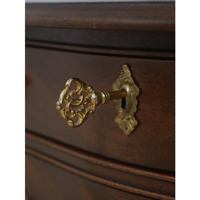 Wood Kittinger Philadelphia Baleroy Mahogany Bombe Chest For Sale - Image 7 of 18