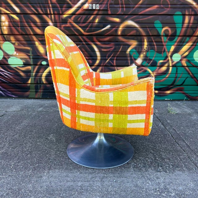 Mid-Century Modern Tulip Base Mid Century Modern Swivel Chair For Sale - Image 3 of 12