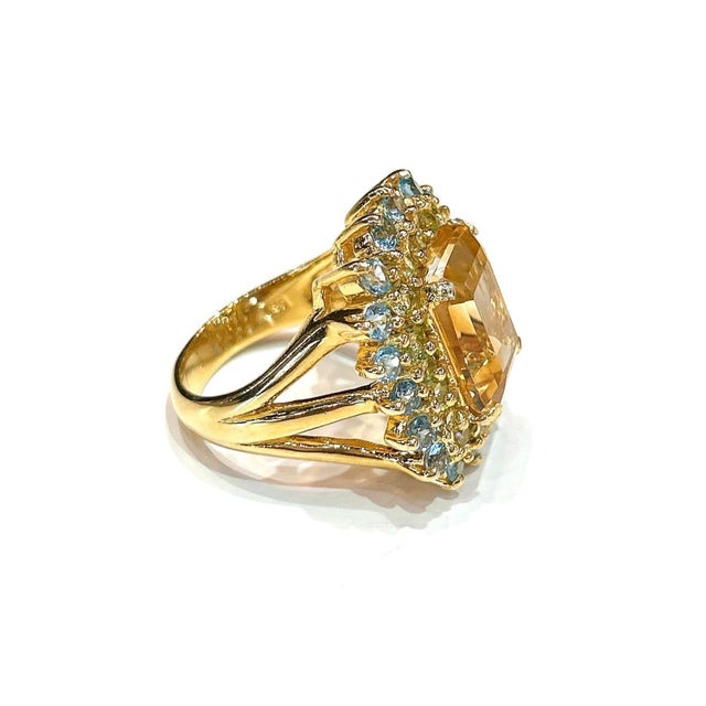 Bochic Capri Retro 7ct Citrine, Peridot & Blue Topaz Ring in Gold For Sale In New York - Image 6 of 11