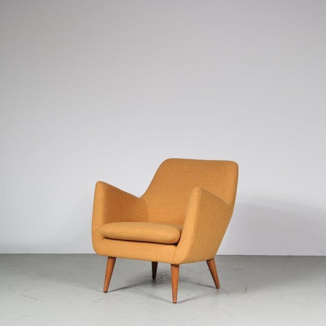 A stunning lounge chair in the style of Finn Juhl, manufactured in Denmark around 1950. The chair is upholstered in high...