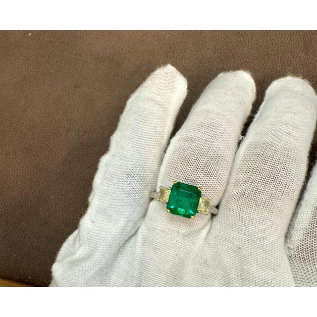 3 Ct Emerald Cut Colombian Emerald & 0.8 Ct Yellow Diamond Ring 18Kt White Gold For Sale - Image 4 of 8