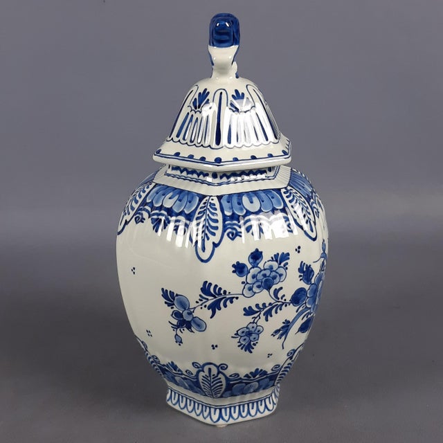 The subject of this sale is a prestigious lidded vase (potiche), an authentic collector's item made by the famous dutch...