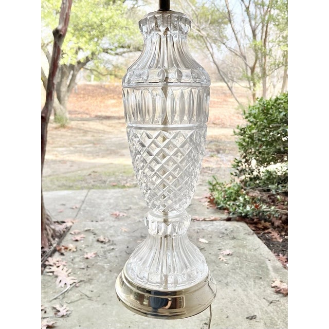 Hollywood Regency 1970s Vintage Hollywood Regency-Style Cut Crystal & Gold Tone Metal Table Lamp For Sale - Image 3 of 5