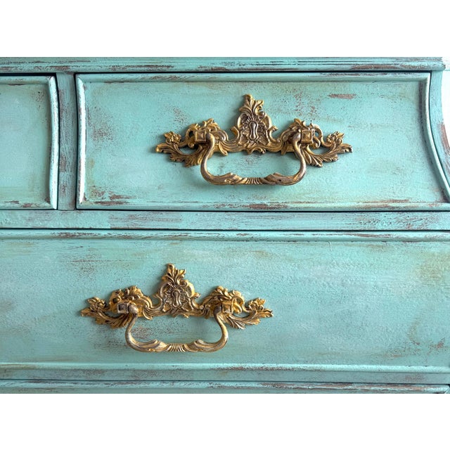 2010s Hooker Furniture Turquoise Bombe Dresser – Hand Finished 7 Drawer French Provincial Chest, Ornate Gold Hardware For Sale - Image 5 of 11