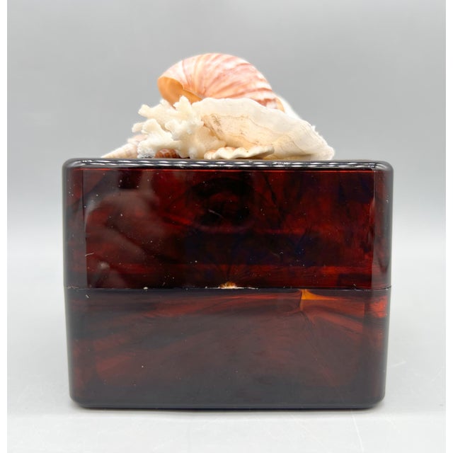 Amber Vintage Jenny Wakefield Faux Tortoiseshell Lucite Seashell Trinket Box – Coastal / Hollywood Regency For Sale - Image 8 of 12