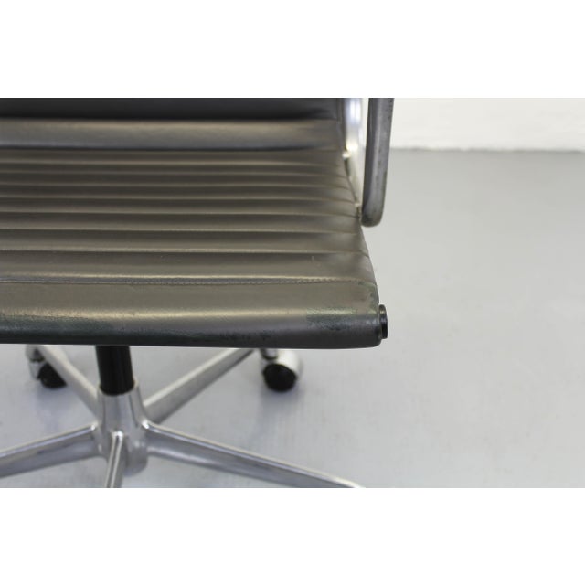 Gray EA117 Office Chair by Charles & Ray Eames for Herman Miller, 1980s For Sale - Image 8 of 16