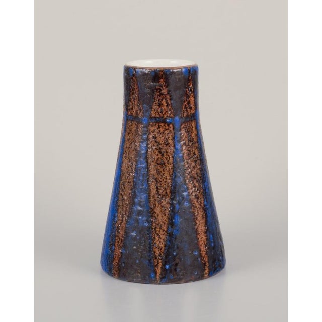 Mari Simmulson for Upsala Ekeby. Ceramic vase with blue and earth-tone glaze. Approximately from the 1960s. Model 4466....