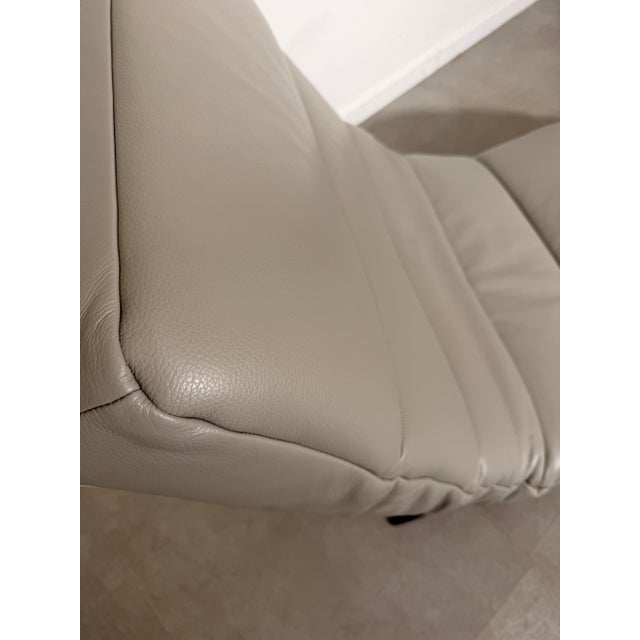 Modern Chaise Lounge in Leather For Sale - Image 4 of 8