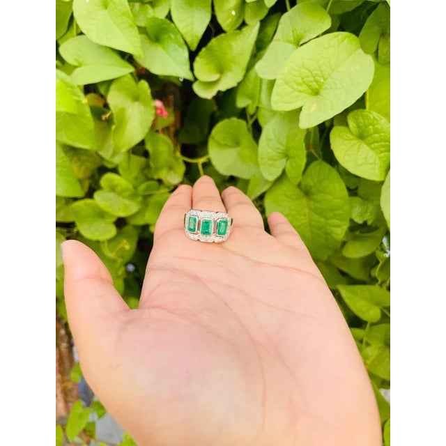 3.1 Ct Emerald With Diamonds Three Stone Wedding Ring Size 7 in 18k Gold For Sale - Image 4 of 12