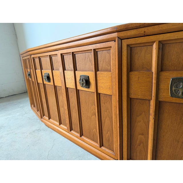 1970s Heritage Mid-Century Modern Sculpted Walnut Sideboard Credenza With Brutalist Broze Hardware For Sale - Image 9 of 18