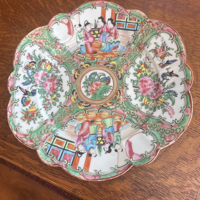 Chinoiserie Antique Rose Medallion Scalloped Plate For Sale - Image 3 of 4
