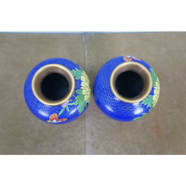 Blue Early 20th Century Pair of Chinese Cloisonne Cobalt Blue Floral Peonies Butterfly Vases Urns 7" For Sale - Image 8 of 13