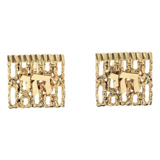 Mid 20th Century Pair of Chai Textured Fancy 14k Yellow Gold Square Top Cufflinks For Sale