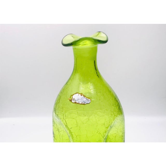 Winslow Anderson Vintage Mid-Century Modern Blenko #49 Lime Crackle Glass Pinched Decanter – Winslow Anderson – Silver Foil Label & Stopper For Sale - Image 4 of 10