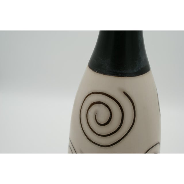 Mid-Century Modern Late 20th Century Black & Ivory Spiral Chulucanas Longneck Vase Pottery Lamp For Sale - Image 3 of 7
