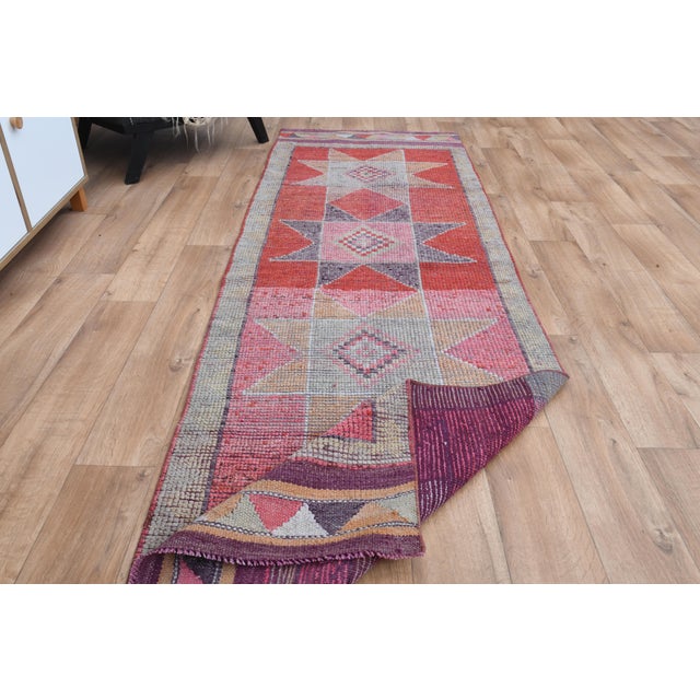 1970s Star Motif Vintage Turkish Oushak Wool Handmade Pink Runner For Sale - Image 10 of 11