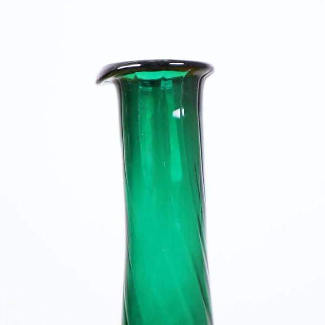 Descrizione Articolo: grande vaso vintage in vetro verde Altezza: 51 Diametro: 18 This piece is attributed to the...