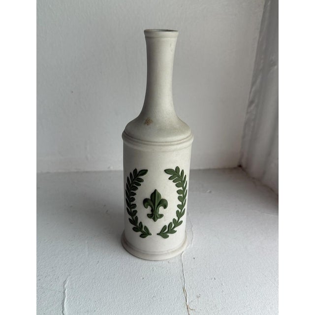 Josiah Wedgwood Vintage Italian Vanity Set, Fleur De Lis Ceramic Bud Vase and Lidded Trinket Box For Sale - Image 4 of 10