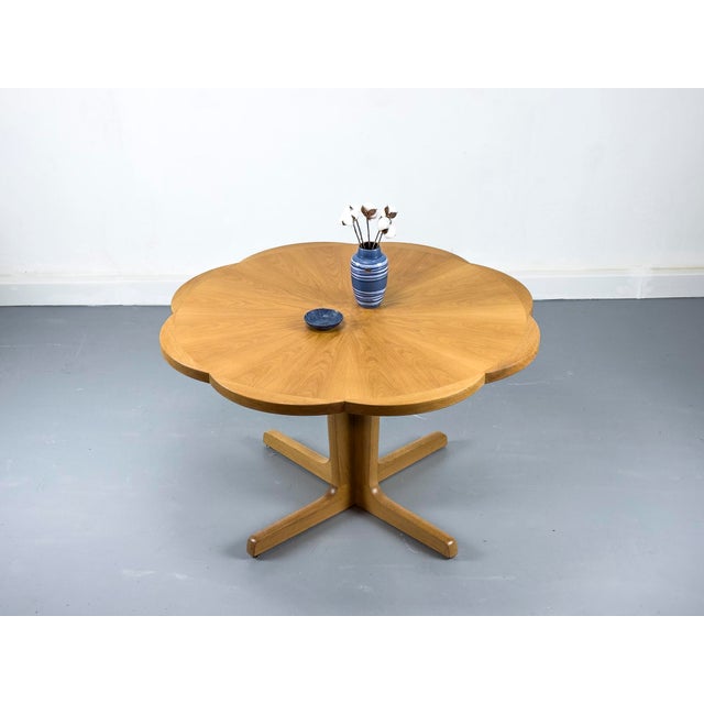 A truly unique dining table with a flower-shaped round top that can be extended to almost 300 cm using its four extension...