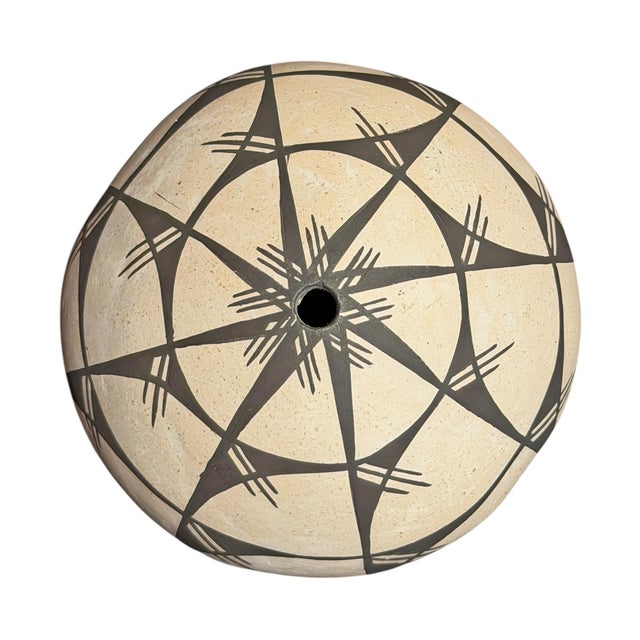 Set of Two Acoma Pueblo Seed Pots For Sale - Image 16 of 17