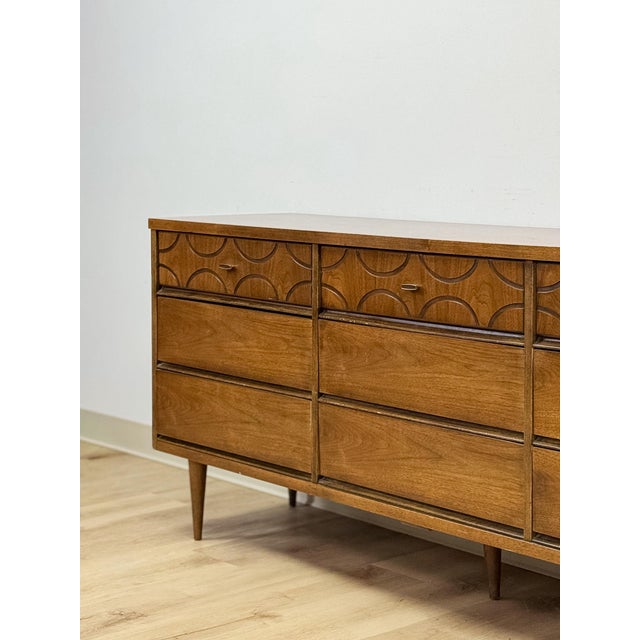 Vintage MCM Bassett Style Nine Drawer Dresser With Wood Inlays Collectable Retro For Sale - Image 10 of 18