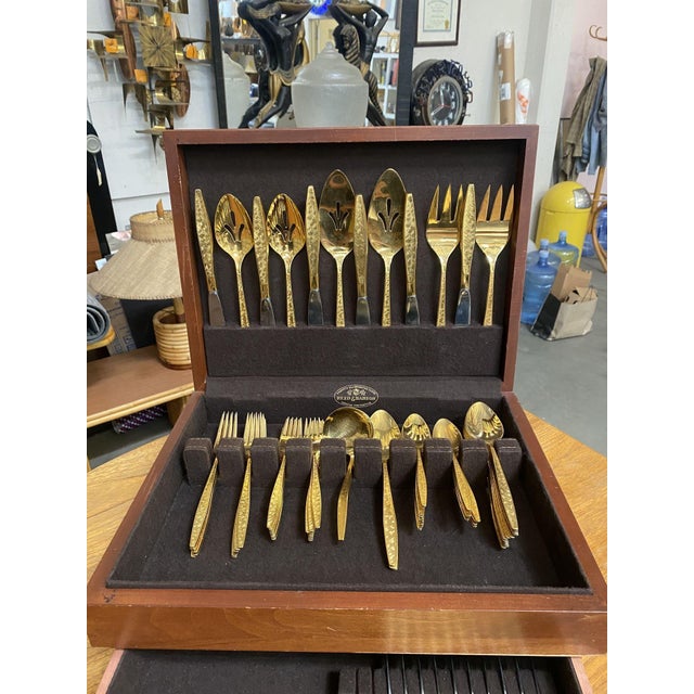 Modern 1950s Modernist Pattern Gold Plated Stainless Flatware Set of 92 by Reed and Barton For Sale - Image 3 of 14