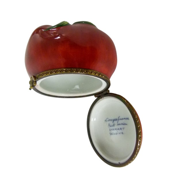 Ceramic 1990s Limoges France Porcelain Tomato Trinket Box | Chamart Exclusive | Black Star Hallmark For Sale - Image 7 of 9