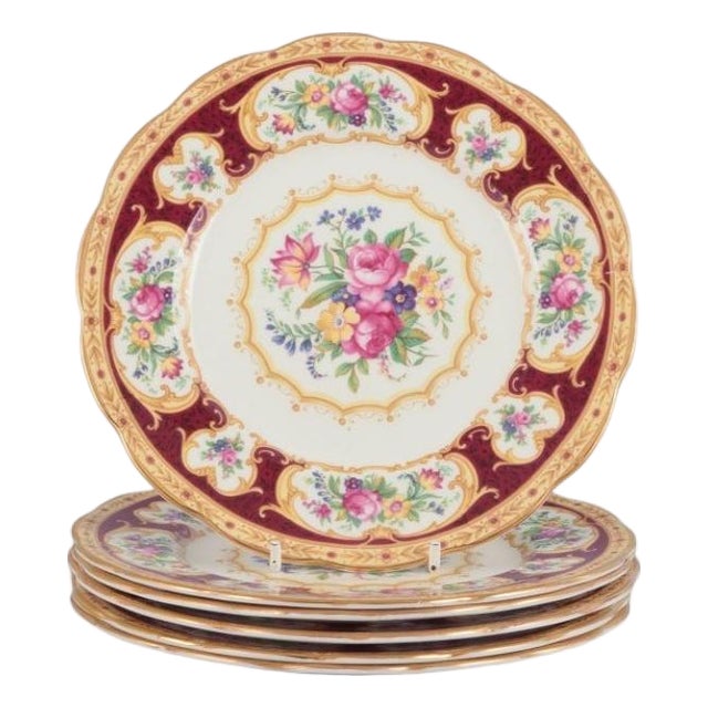 Royal Albert, England. Set of Six Lady Hamilton Plates with Floral Motifs., 1930s, Set of 6 For Sale