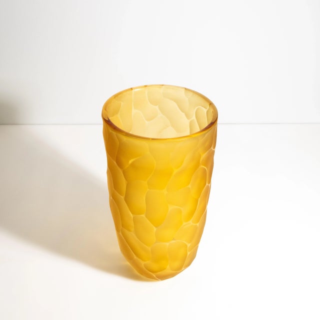 This exquisite vase features a luxurious matte amber exterior and polished beveled edges reminiscent of fresh honeycomb,...