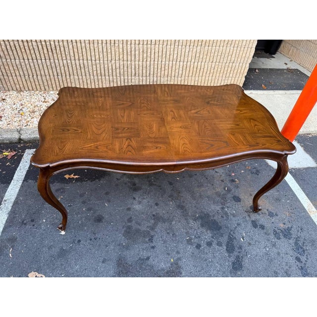 Late 20th Century Henredon Co French Louis XV Style Oak Inlaid Extension Dining Table With 2 Leaves. High End Furniture. For Sale - Image 10 of 15