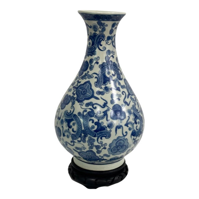 Chinoiserie Blue White Porcelain Vase on Wooden Base For Sale