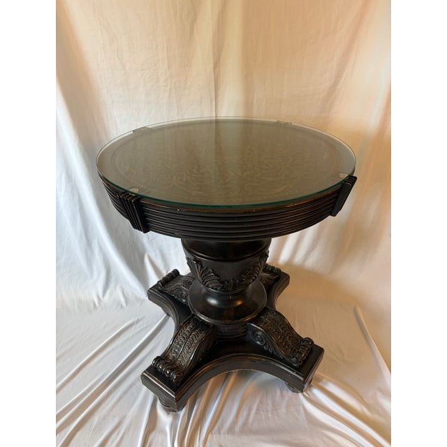 Hollywood Regency Late 20th Century Hollywood Regency Neoclassical Pedestal Accent Table With Gilt Marquetry & Glass Top For Sale - Image 3 of 11