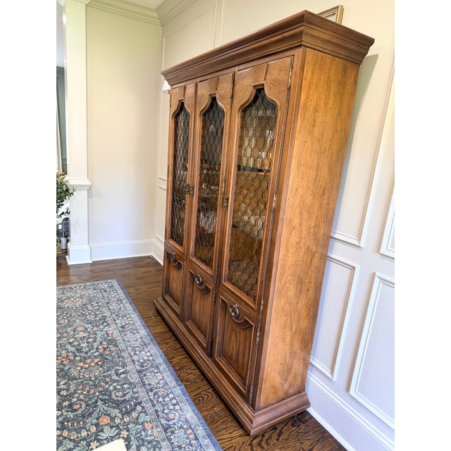 French Provincial 1970s Henredon Walnut Lighted China Cabinet 3-Door French Provincial Style For Sale - Image 3 of 16