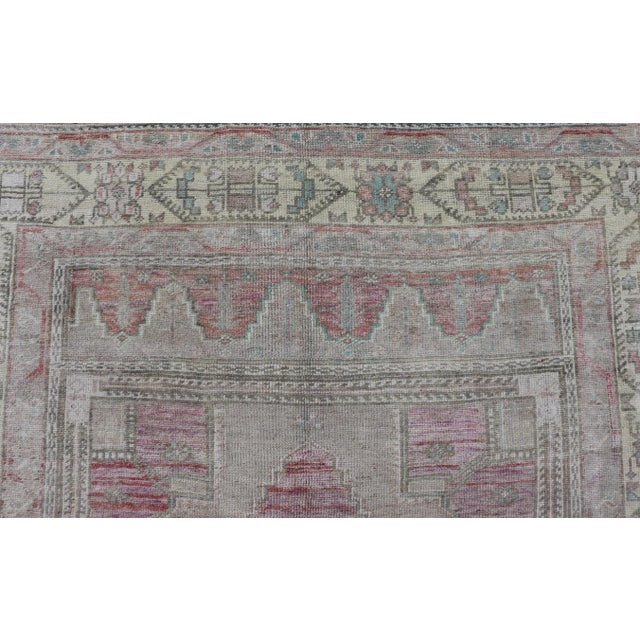 Mid 20th Century Vintage Turkish Oushak Rug With Layered Medallion Design in Light Pink and Cream For Sale - Image 12 of 13