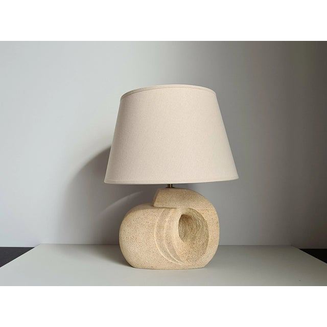 Sublime sculptural lamp in white stone in the Albert Tormos style, magnificently sculpted in the mass in the 60s 2 lights,...