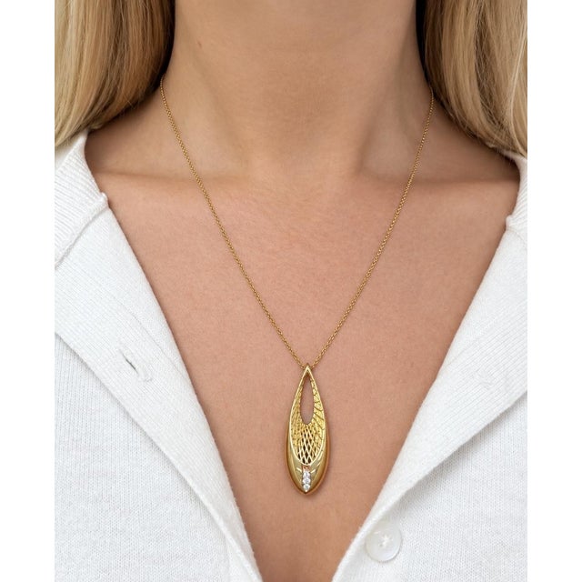 An elegant pendant necklace from Roberto Coin’s Golden Gate collection, inspired by the graceful architectural lines of...