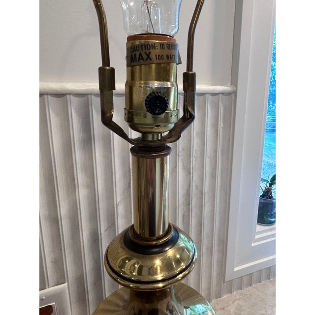1960s Vintage Hollywood Regency Brass and Enamel Table Lamp For Sale - Image 5 of 9