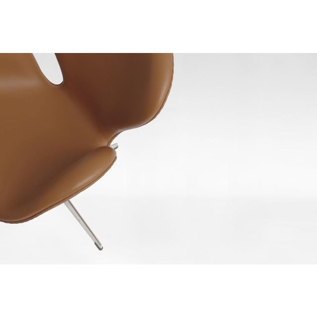 Metal Vintage Swivel Swan Chairs in Cognac Leather by Arne Jacobsen for Fritz Hansen, 1950s, Set of 2 For Sale - Image 7 of 8