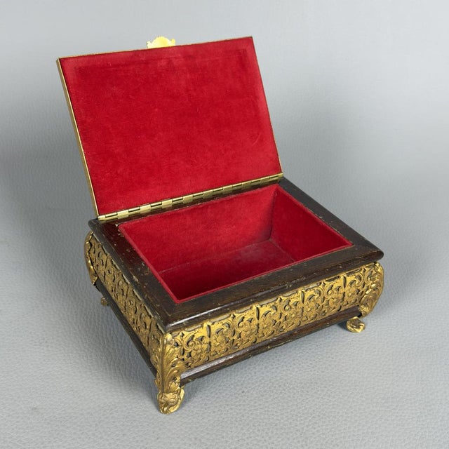 A precious antique jewelry box dating back to the early 20th century. It is a highly refined object, combining diverse...