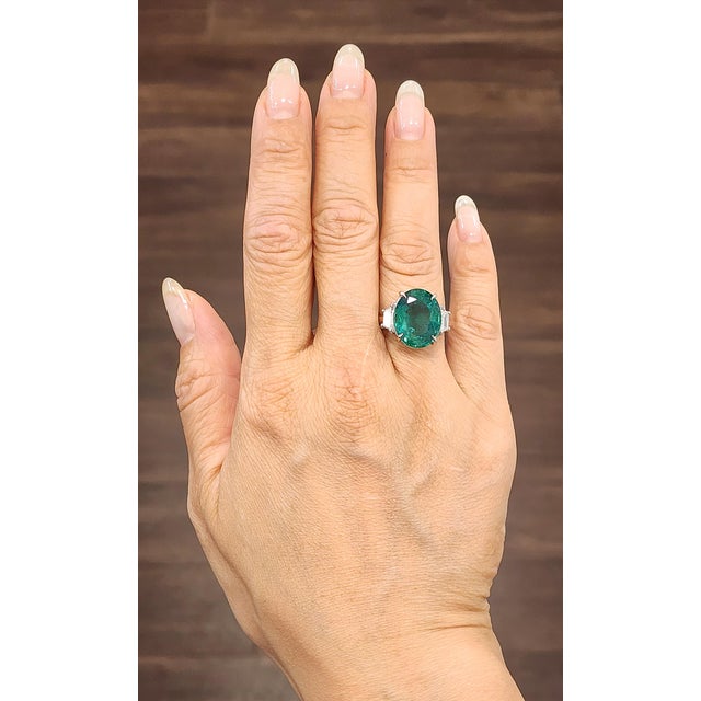 Enhance your collection with this exquisite GIA-certified emerald and diamond cocktail ring, meticulously crafted in...