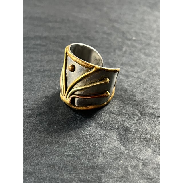 Vintage 1970s Hand-Crafted Abstract Metal Ring, Size 8.5 For Sale - Image 4 of 4