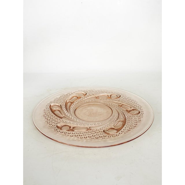 Pink engraved glass trinket dish, dating from the Art Deco period, France, 1930s. This elegant decorative bowl in pink...