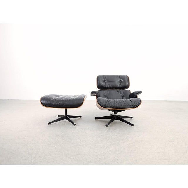 Black Set of Lounge Chair and Ottoman in Palisander by Charles and Ray Eames for Herman Miller For Sale - Image 8 of 18