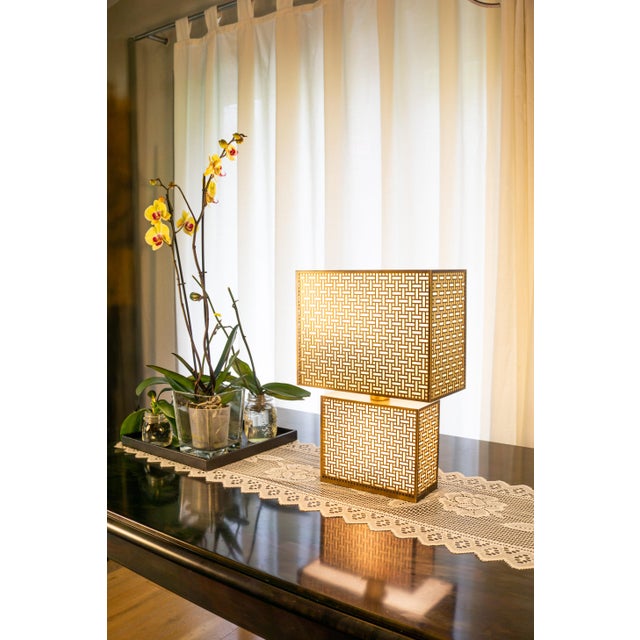 Andromeda is a metal table lamp made in Italy, characterized by a composition of overlapping volumes that create depth and...