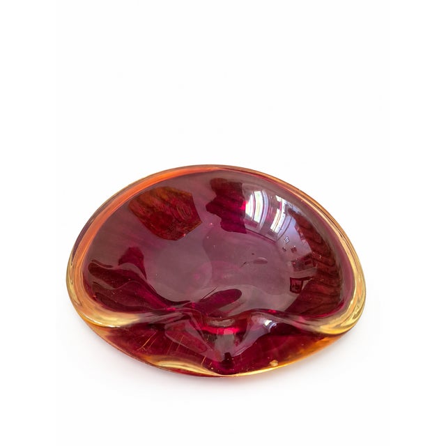 This beautiful Murano glass bowl impresses with its characteristic summer effect. It captivates with its honey and magenta...