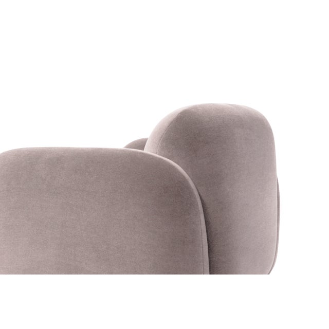 Comfortable and versatile, the Carson armchair is available in different fabrics to suit different contexts, style and...