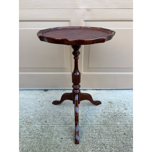 1980s Vintage Georgian Embossed Red Leather Top Mahogany Side Table For Sale - Image 5 of 7