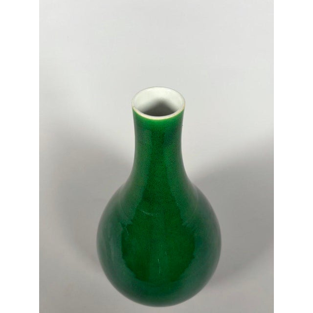 Kangxi monochrome green porcelain vase (1662-1722), China, 18th century For Sale - Image 6 of 7