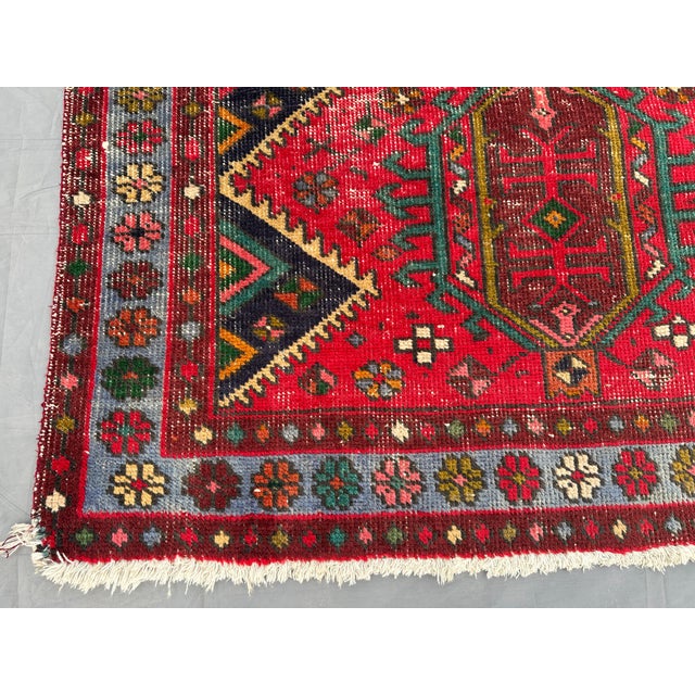 This Vintage rug would make a beautiful decor addition to your house. This is composed of 100% wool and is carefully hand-...
